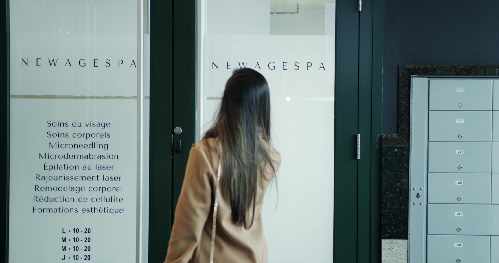 client entrant dans l'entrée du spa new age à montréal